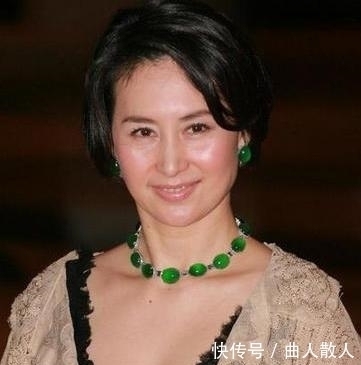 翡翠|何超琼翡翠项链,一条项链价值一栋房,无论哪种衣服风格都能驾驭