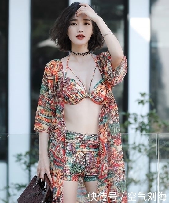 新颖|比基尼泳衣小姐姐，时尚新颖，显得优雅大气
