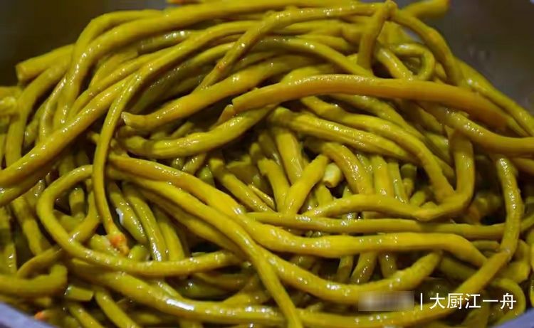 夏季|腌酸豆角，只放盐容易坏！老奶奶教你一招，酸脆爽口放一年也不坏