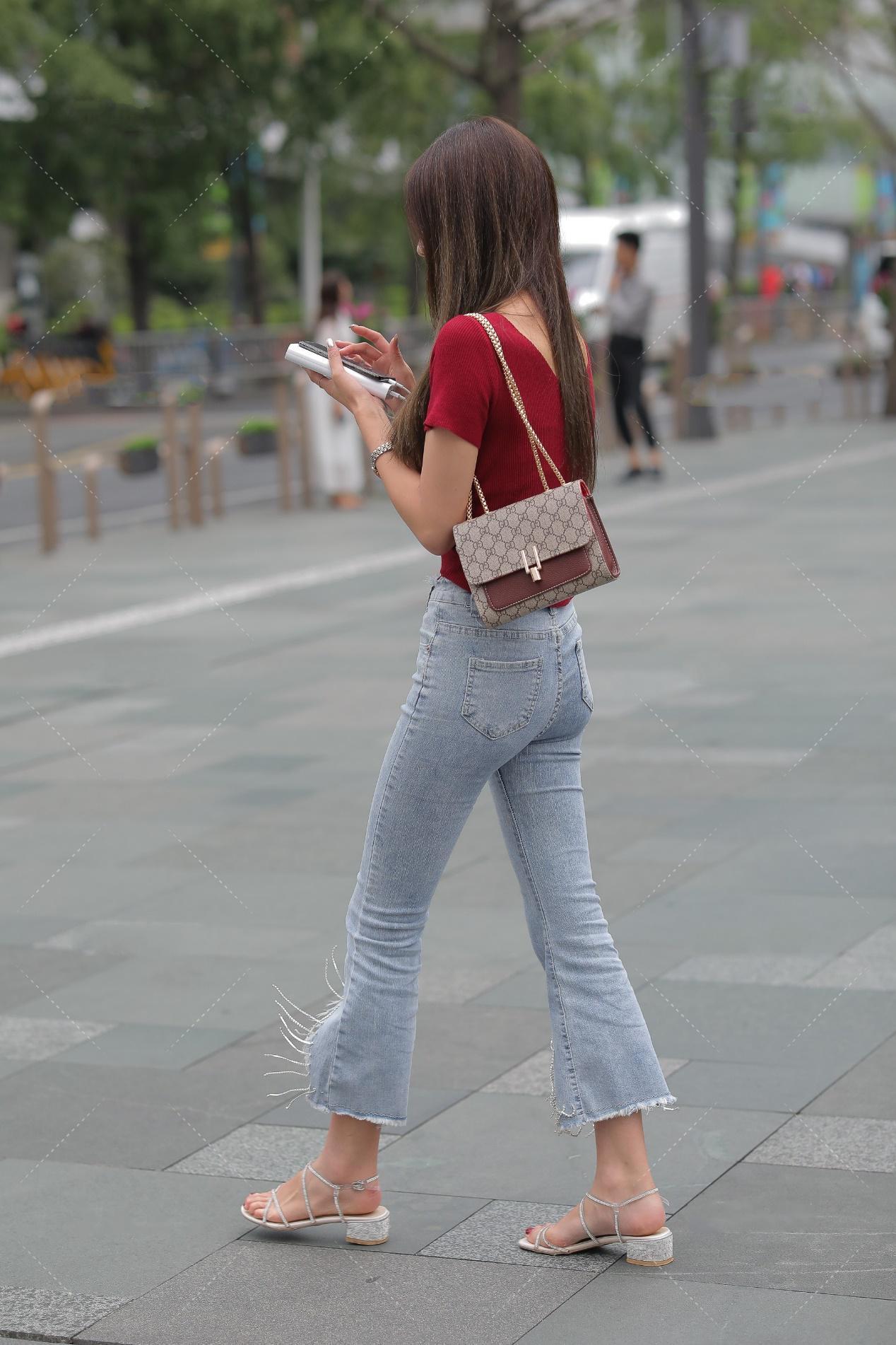 红色|酒红色褶皱上衣, 搭配浅蓝色破烂喇叭裤, 时尚街头风