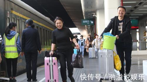 旅游|为何外国人出游都爱背旅行包，而国人则爱推行李箱看完秒懂