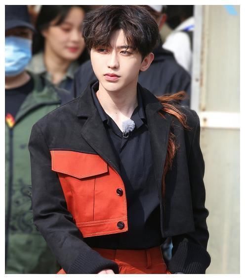 身高差|188陈飞宇跟184蔡徐坤同框，身高差咋了，谎报身高的站出来