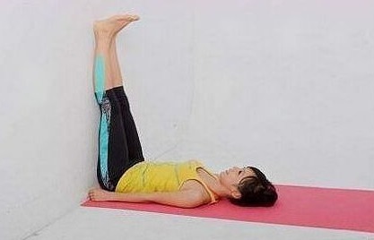 睡前|女性坚持睡前“靠墙抬腿”,不出7天,3件好事可能不请自来