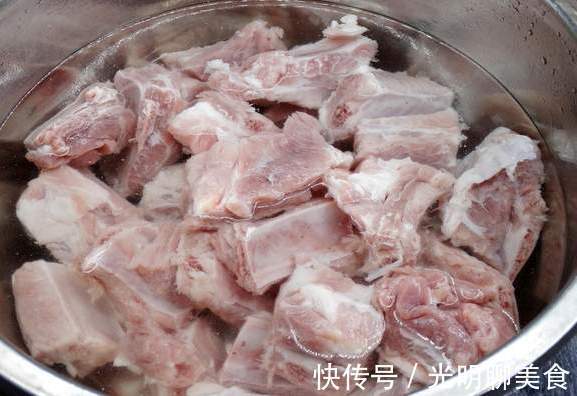 腥味|炖排骨时,先焯水是不对的,多做一步,排骨又鲜又嫩,还没有腥味