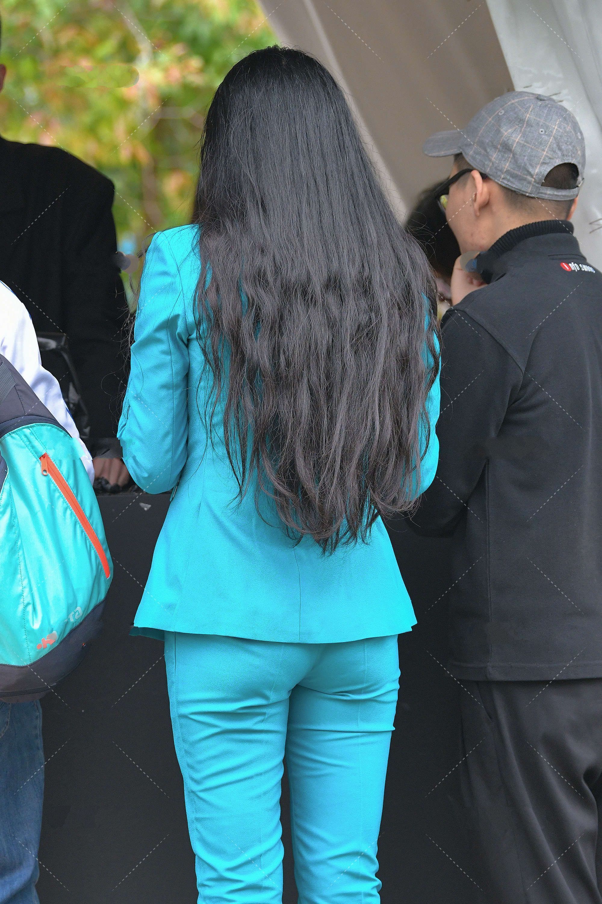 女生 长发及腰的女生更适合穿套装, 蓝色套装搭配高跟鞋很有气质