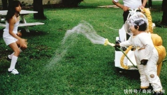 一个无法与外界接触的男孩,出生到死亡都活在泡泡里