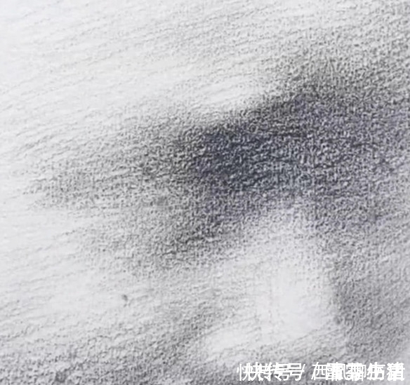 美术生@“幽灵画师”爆红,纸上都是马赛克,当镜头拉远:青铜变王者!