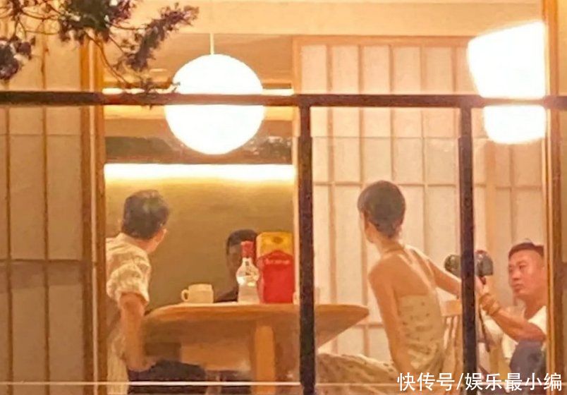 路透|喬欣許魏洲上戀綜被拍，帥哥美女約會(huì)好浪漫，桌上的白酒卻搶鏡了