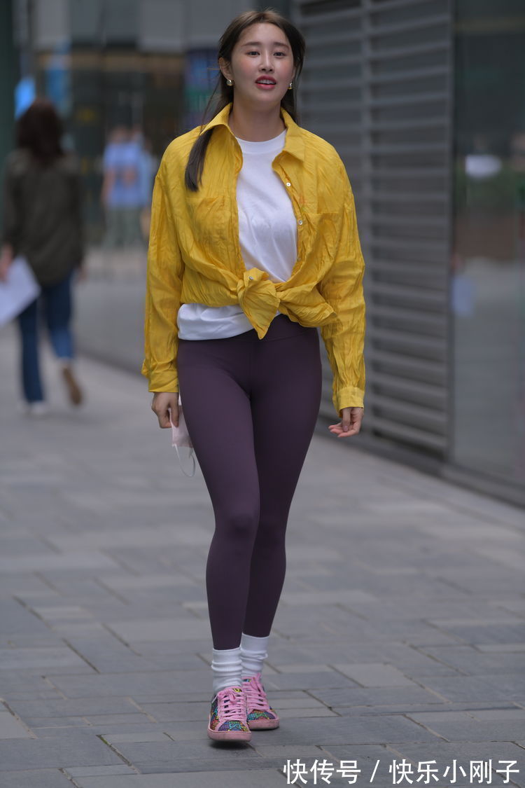 小姐姐 衬衫配打底裤,穿出了秋季清新简约又洒脱的美,休闲时尚又显个性