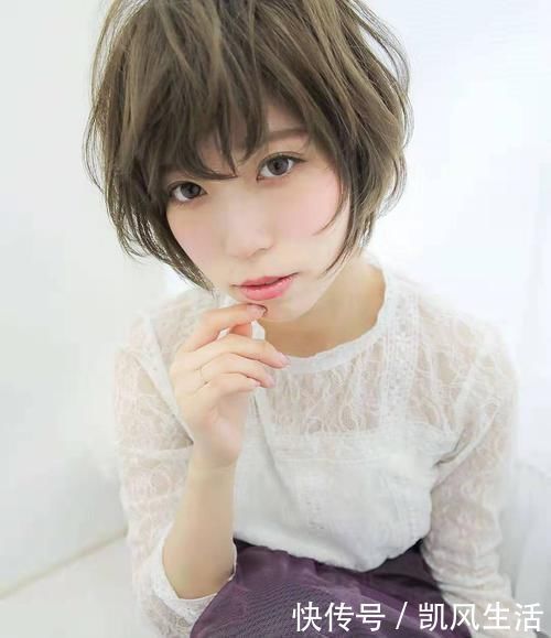 羊毛卷|羊毛卷已经“失宠”,今年流行这种发型,减龄又洋气满满高级感