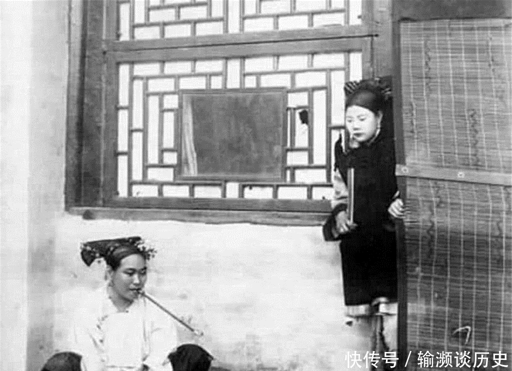 洗衣服|百年前的清朝人有多逗？洗衣服还不忘叼着一根烟，和雕像拍照的男子太傻气了