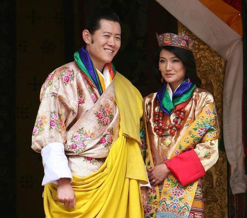 穿着|清朝灭亡107年了,此国却坚持使用清朝国旗,国王还穿着清朝长袍