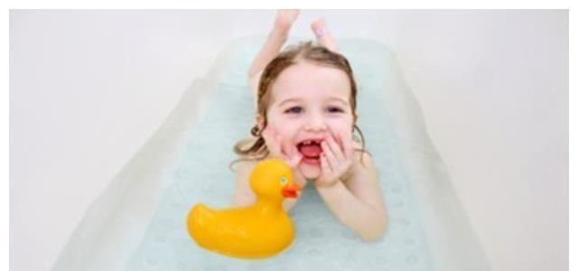 澡盆|给孩子洗澡忘带毛巾,妈妈转身去拿,回来后女儿“永远”闭上双眼