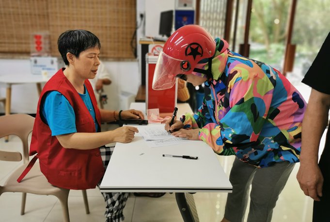 琪琪|琪琪一家租住的社区发起爱心募捐 有人冒酷暑坐公交来捐款