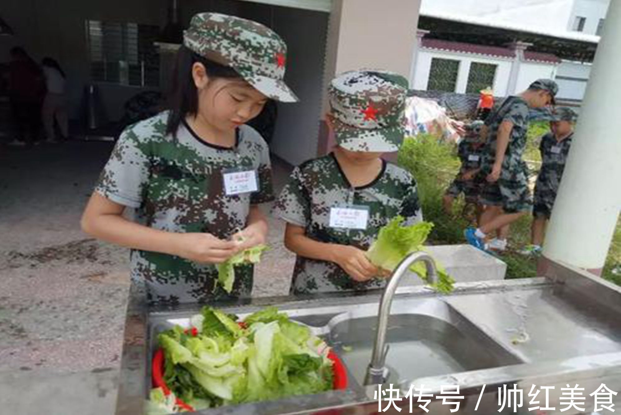 孝子|吃饭能看娃孝不孝顺？有这几种表现长大是“孝子”，你家娃有吗？