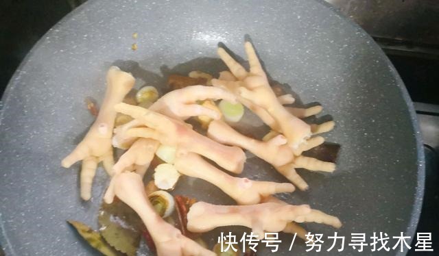 卤鸡脚|自己在家做卤鸡脚，Q弹可口，制作简单又好吃！
