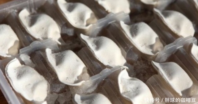 超市冰柜里一袋速冻饺子卖12元,到底是用啥做出来?看完你就懂