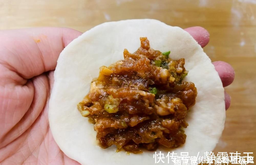 饺子|饺子肉馅不好吃?面点师教你正确调馅做法,饺子肉馅鲜嫩又多汁