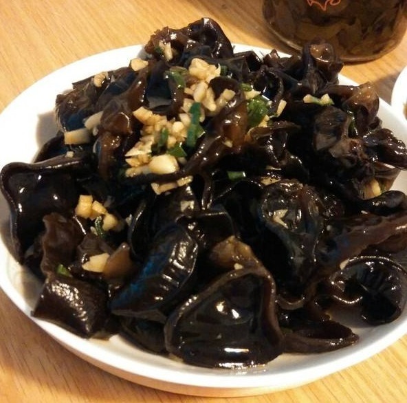 泡木耳万万不可直接用水，多加两样东西，泡的又快又干净