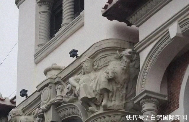惨遭|画风奇特!西班牙古雕像惨遭遭毁容式修复