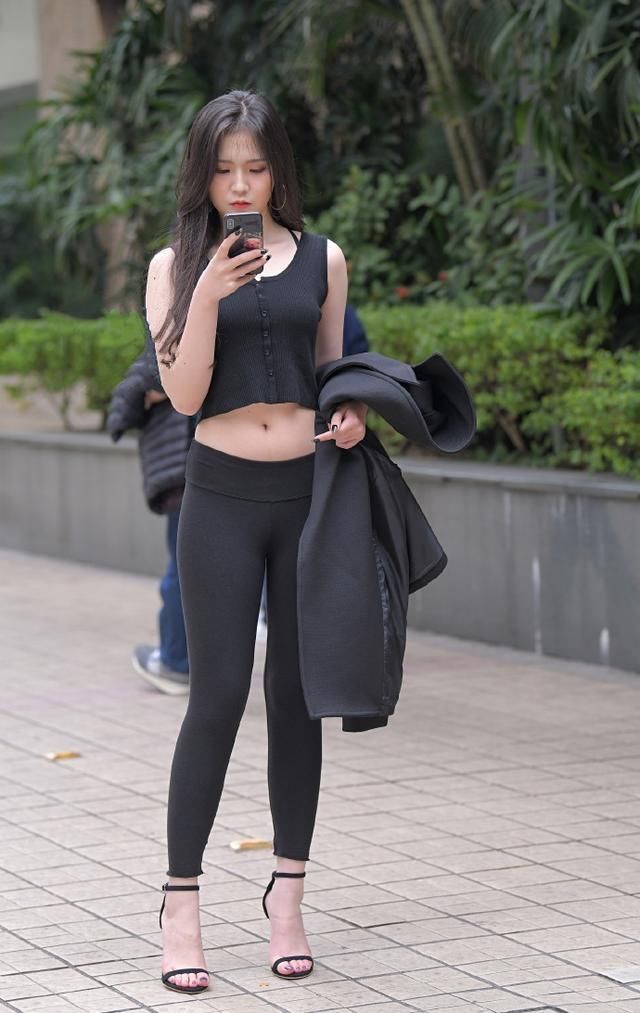 街拍:小姐姐颜值太赞了吧!针织背心+紧身瑜伽裤,大长腿没得挑