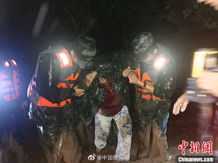 救援|最可爱的人！武警官兵救援被困群众