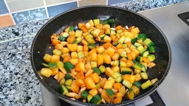 小米辣|夏日的黄瓜这样做，好吃下饭，美容又健康，吃了还想吃的下饭菜