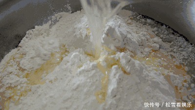  下锅|煮饺子时，记得不要开水就下锅，多加1步，饺子鲜香不破皮！