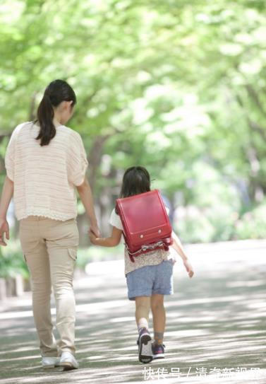 幼儿园|幼儿园放学，两个孩子始终无人认领，直到最后亲妈才认出孩子