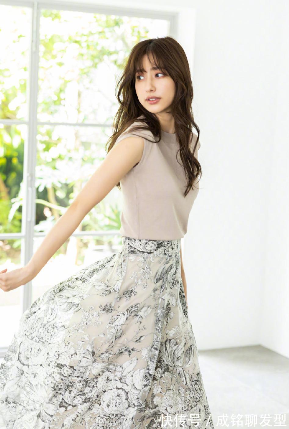 夏日|女人不管多大年纪，穿“半身裙”多配这几类上衣，温柔端庄有气质