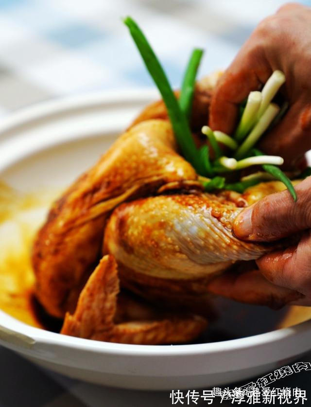 三黄鸡|嘴馋想吃肉了,买只鸡丢进电饭煲,没想到色泽诱人香味扑鼻真好吃