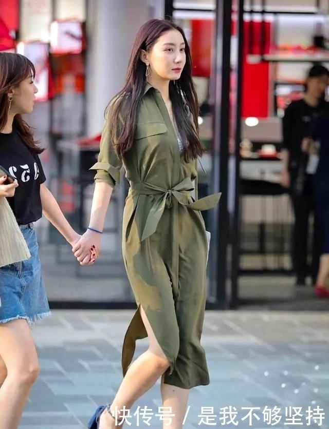 超短裤|路人街拍,短发小姐姐穿露肩上衣配超短裤,十分性感迷人