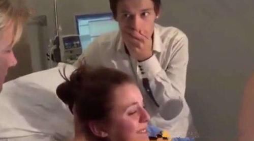 产房|宝妈凌晨生二胎,5岁女儿独自在产房外守候,护士询问后潸然泪下