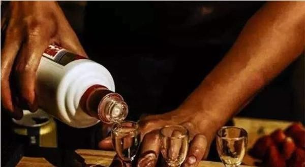 扔掉|白酒颜色变黄是怎么回事别傻傻把酒扔掉,你扔掉的是宝贝