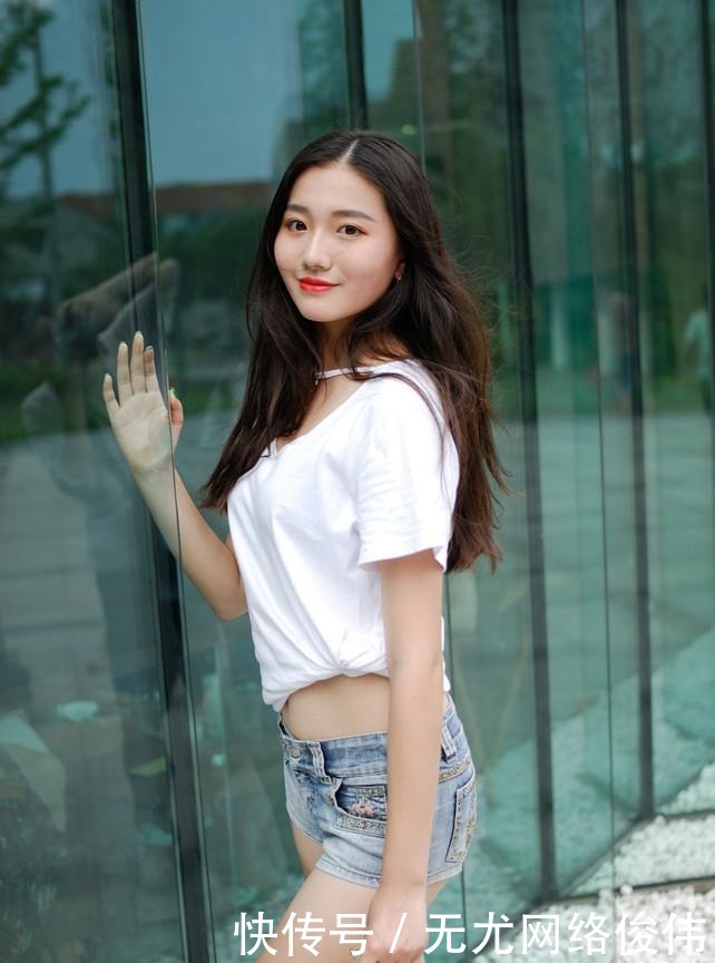 汽水|街拍:两个小姐姐喝汽水一起逛街,这对闺蜜哪个搭配得更好?