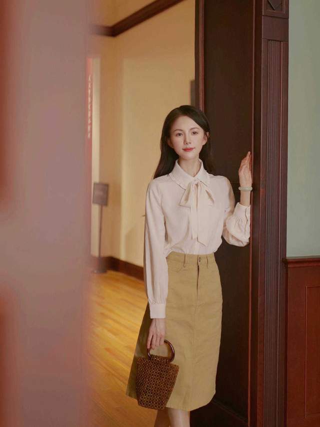 衬衫|半身裙在秋天依然风头不减，搭配泡泡袖衬衫，这才是“高级穿法”