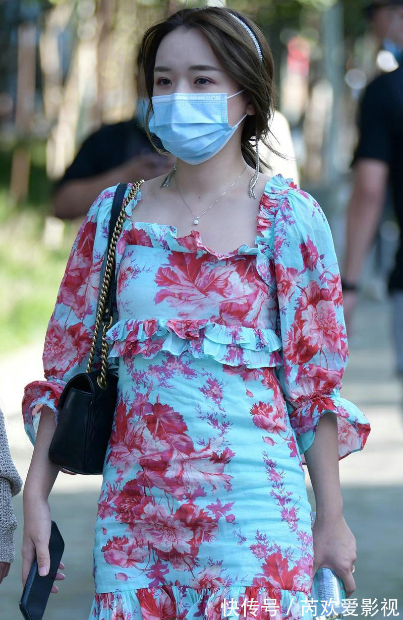 印花连衣裙 印花连衣裙搭配铆钉凉拖鞋,这样穿清爽凉快又惹眼好看