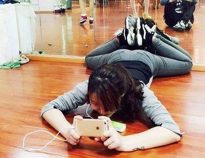 |搞笑图片幽默段子笑话猪猪很不错哦,还能自己爬上房顶啊