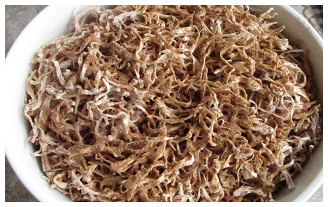 其貌不扬的芥菜疙瘩，只需撒上盐和五香粉，其它的就交给时间了！