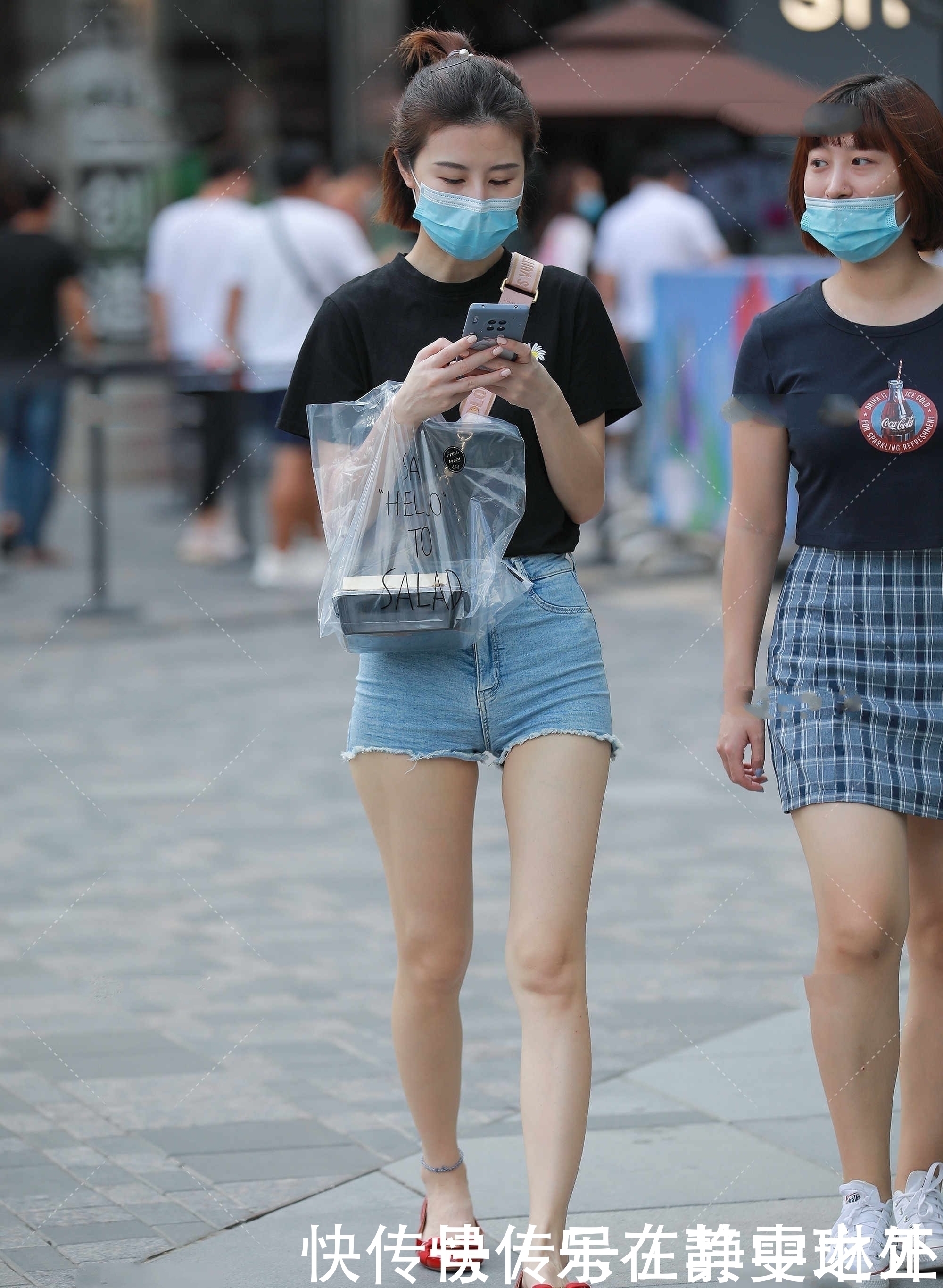 平底鞋 青春淑女简约黑色T恤,清爽干净,红色PU鞋清爽又好看