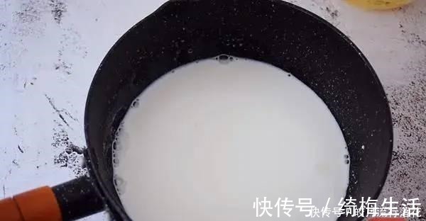 草莓丁|酸奶草莓冻这样做！简单4步不蒸不烤，一个奶锅就能做！