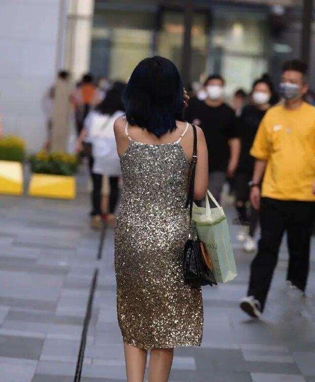 耐看|打底裤的装扮时髦又高级，展现不一样的女性美，耐看又不过时