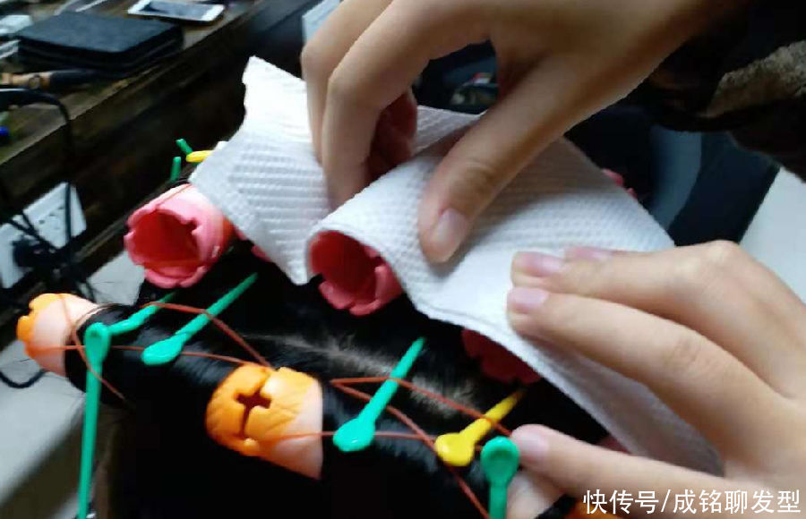 卷度 烫发一个月后头发就直了,烫发能保持多久?了解这三点烫发不迷路