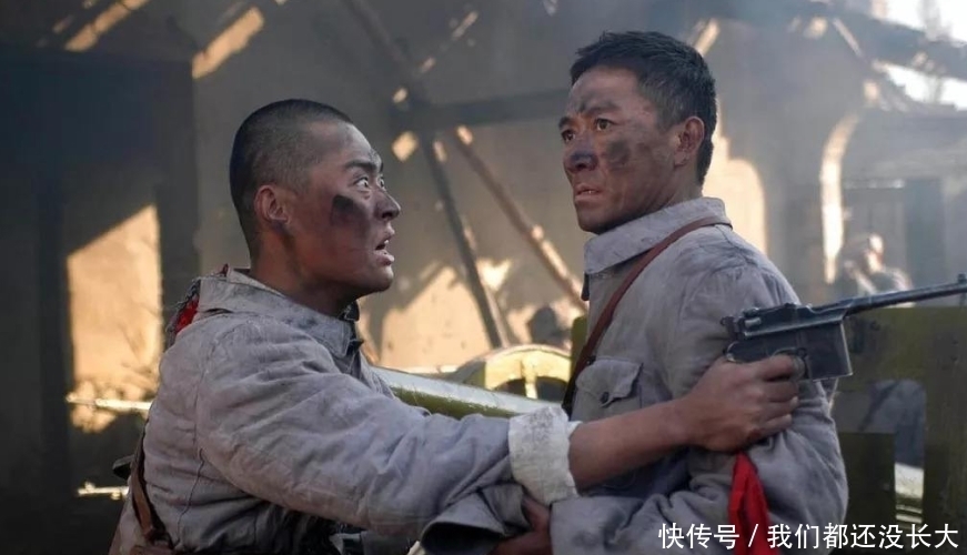 阵地|解放军战斗英雄:趁着敌人换子弹,夺下机枪,吓得敌人转身就跑