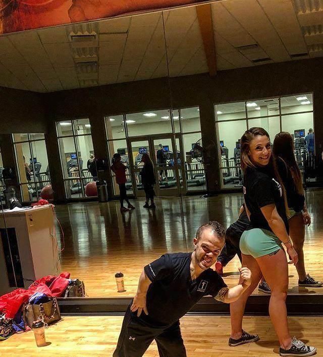 消防员|世界上最矮消防员,杠铃卧推220斤,他的肌肉不输正常人