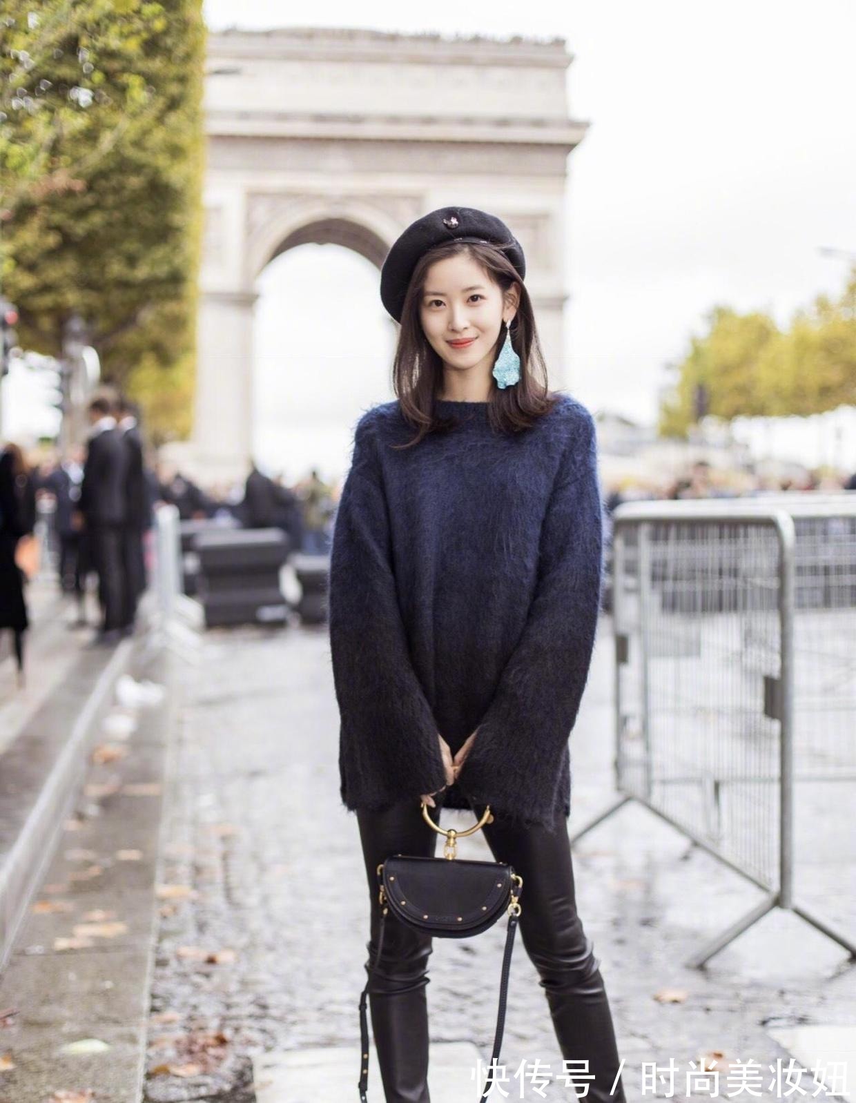 搭配|章泽天气质越来越高级,穿蓝色毛衣配皮裤高级洋气,太好看了
