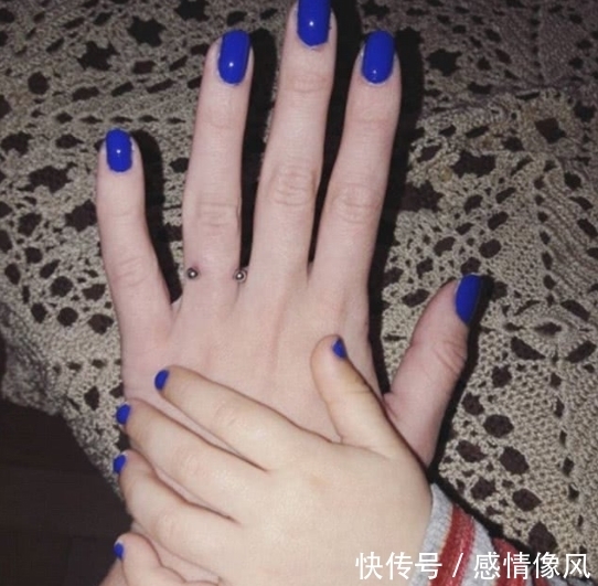 国外流行新趋势手指上钻孔戴戒指，看着都疼