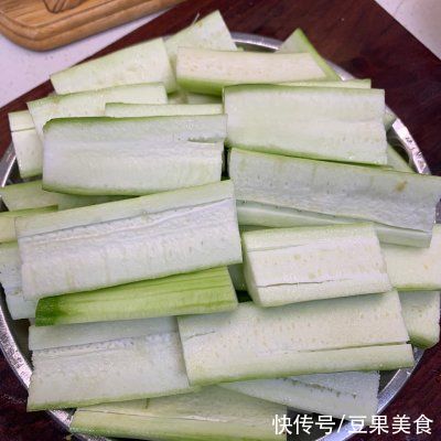 家常|人气家常下饭菜蒜蓉粉丝蒸丝瓜，一秒征服家人的胃