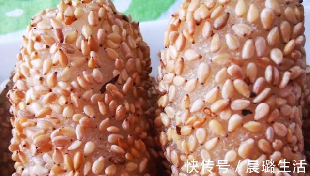 一碗糯米粉,开水烫一下,真的是太好吃了,我家一周做三次,过瘾