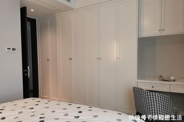 衣柜|把衣柜挪到床尾,你才知道收纳空间有多大!整整一排,还多个书桌!